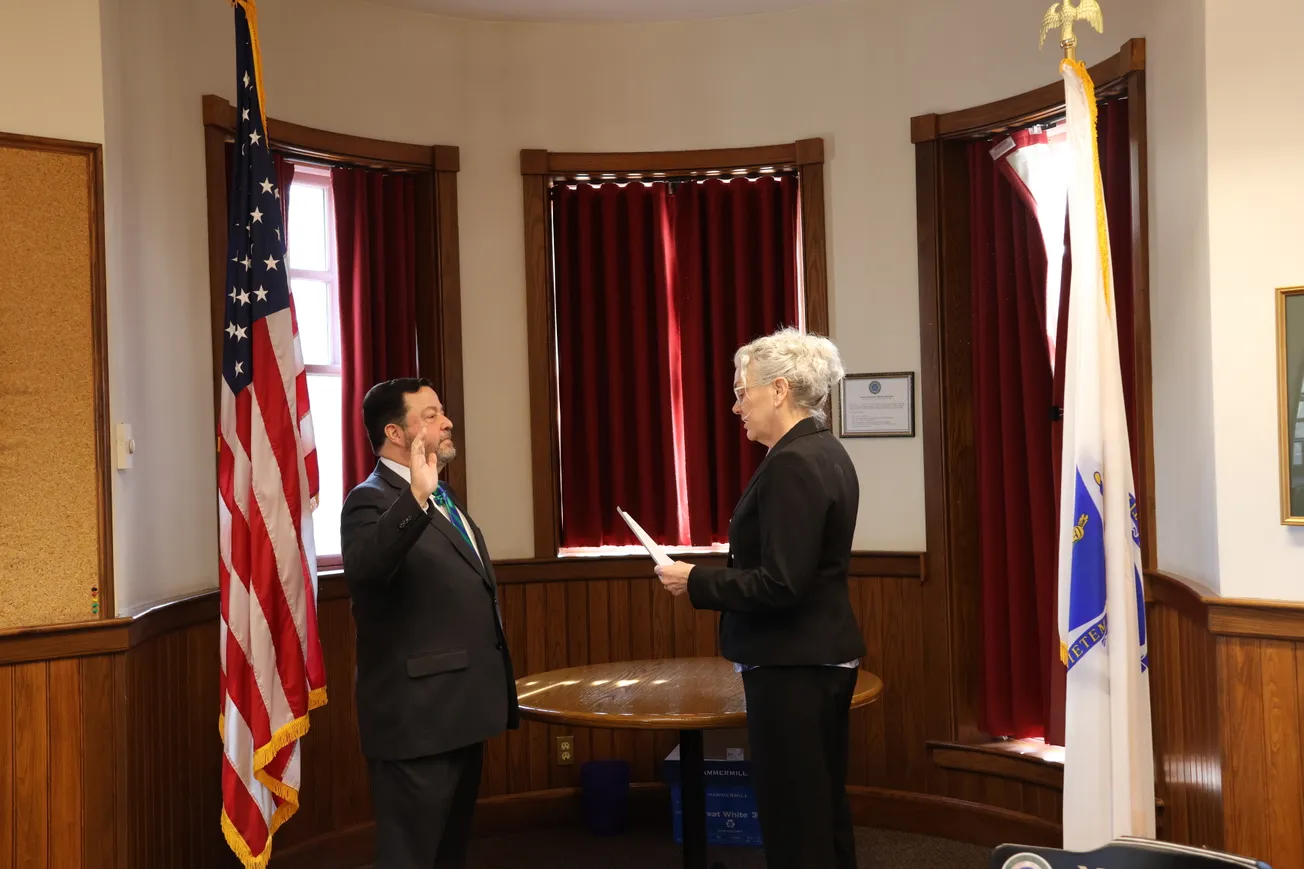 Christopher Senior sworn in as new Winchester town manager on first day