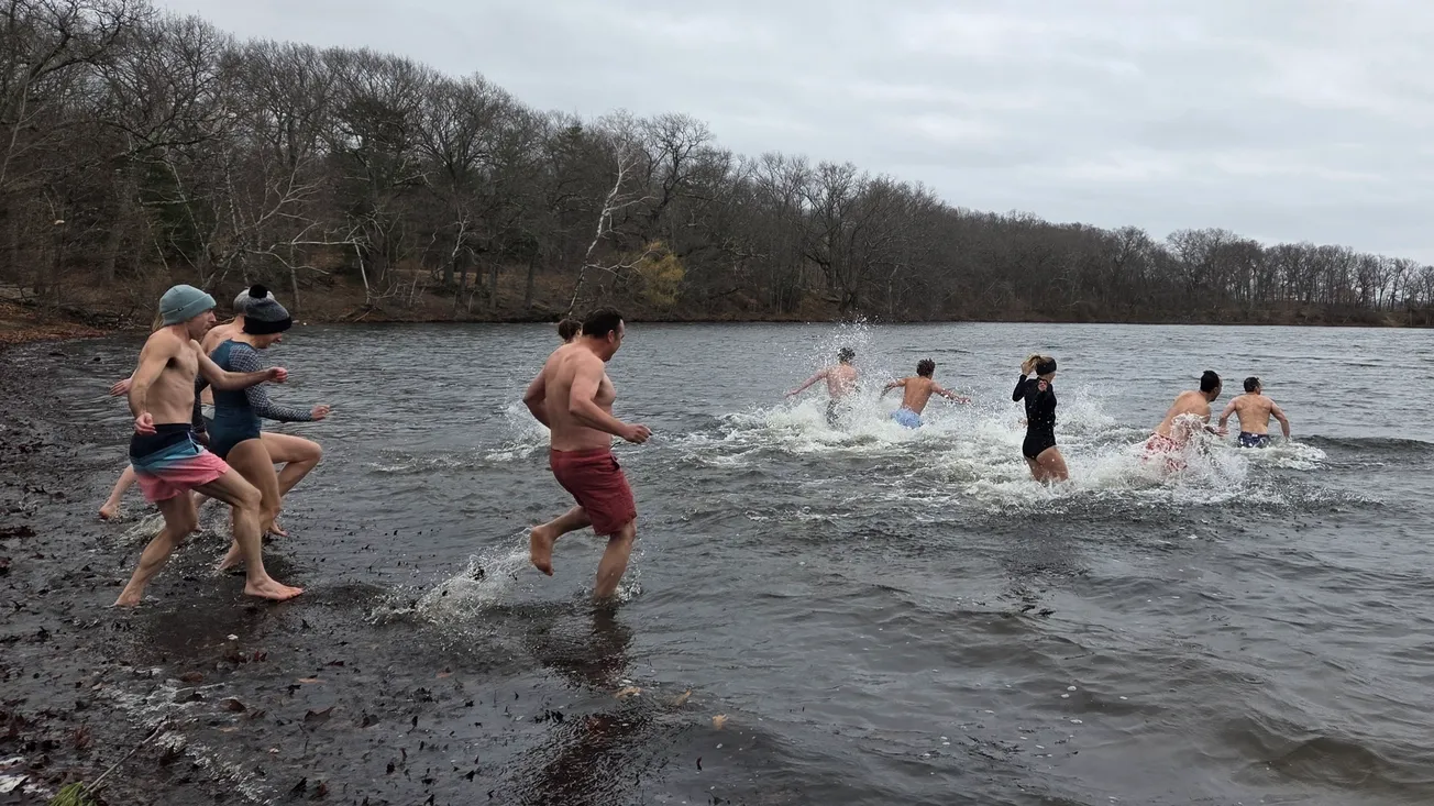 Residents take the ‘Plunge’ for Swim Winchester pool fundraiser